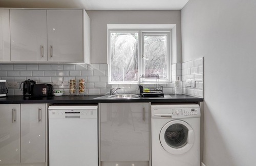 Trafford House | Modern Home *Close to Airport & Hospital* | Pass the Keys