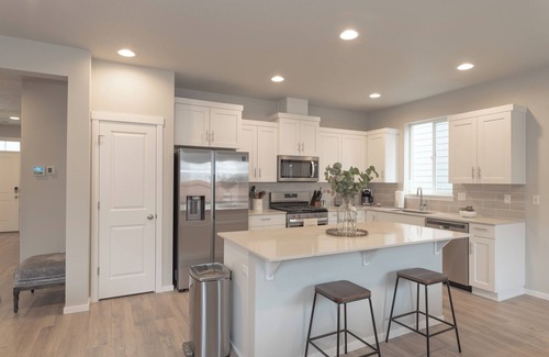 Larkspur House | Modern home in Bend! Close to Shopping & Food Carts ~ Pet Friendly!