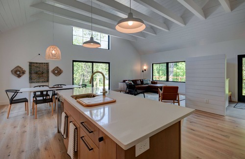 Glen Arbor Cabin | Modern home in Glen Arbor. Steam shower. Walk to lake. Air conditioning.