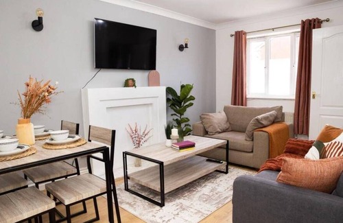 Haydock House | Modern Home in Haydock Sleeps 5