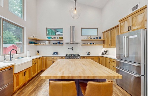 Westhaven-Moonstone House | Modern home in idyllic setting - pvt. yard w/gas grill - close to beach & hiking
