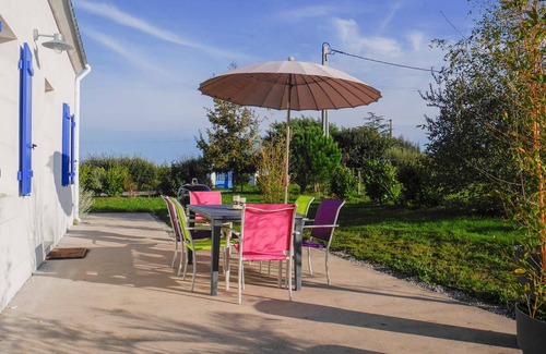 Locmaria House | Modern Home with Garden, Near Beaches & Shops, 3* Comfort