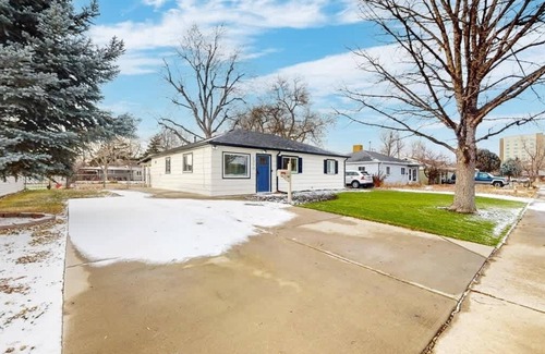 Jewell Heights - Hoffman Heights House | Modern Home with Three King Beds Near VA & Anschutz
