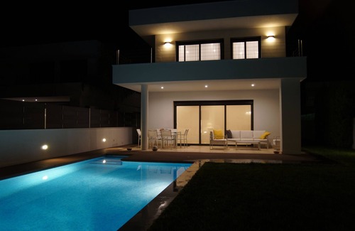 El Roc de Sant Gaieta House | Modern house on the beach with pool and WIFI