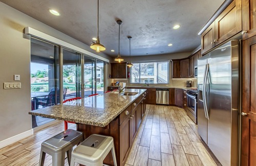 Santa Clara House | Modern house with pool, hot tub, gas grill, & private splash pad