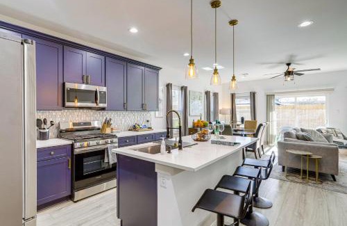 Northside House | Modern Houston Retreat with Patio, 11 Mi to Dtwn