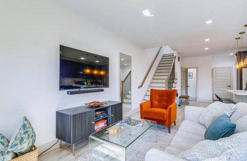 Northside House | Modern Houston Retreat with Patio, 11 Mi to Dtwn