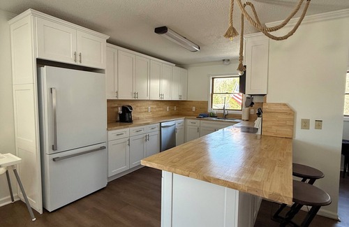 Charlevoix House | Modern, Huge, Hot Tub, Game Room! <1 mile from Lk Michigan, ADA & kid friendly!