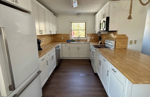 Charlevoix House | Modern, Huge, Hot Tub, Game Room! <1 mile from Lk Michigan, ADA & kid friendly!