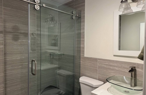 Jericho House | Modern Jericho 3BR Top Floor, Walk to everything