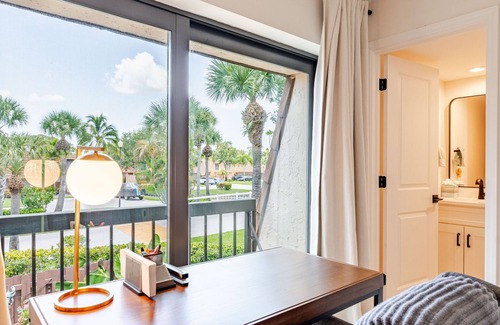 Jupiter Plantation Condo | Modern Jupiter Escape-Minutes to Beach, Pool, Waterfront access-Monthly Rental