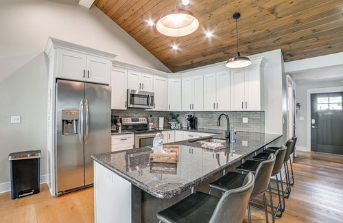New Concord House | Modern Kentucky Lake Home w/Deck, Dock, View