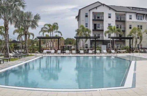 Lake Buena Vista Apartment | Modern King Apt w Water view, Pool Gym Near Parks
