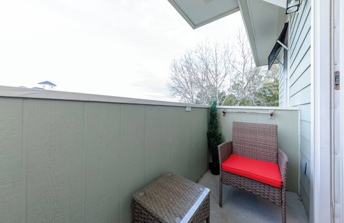 Dune Allen Beach Apartment | Modern King bed Haven/Free parking, Pool, Balcony