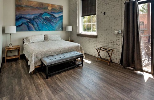 Hickory House | Modern King Room w/ Balcony in Historic Downtown!