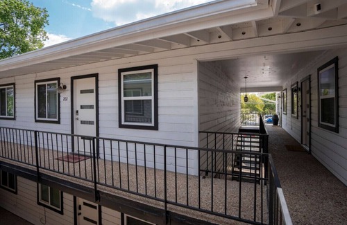 Austin Apartment | Modern King Suite - Easy Checkin