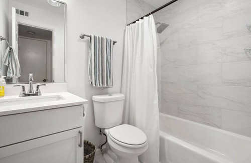 Austin Apartment | Modern King Suite - Easy Checkin