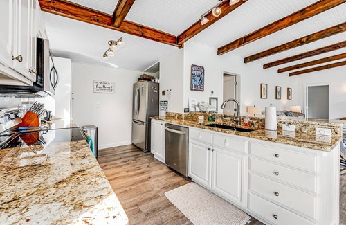 Chelan House | Modern Lake Chelan cottage & bunk house with dock & hot tub