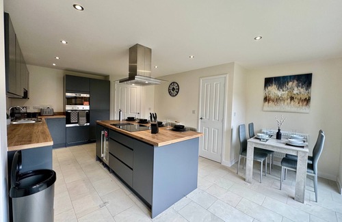 Doncaster House | Modern Lake Front Home | Free Parking | Sleeps 8