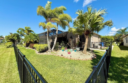 Ruskin House | MODERN LAKE FRONT HOUSE–HUGE POOL/LANAI–BBQ-NEAR BEACH/LAKE/PARK/CAFE/RESTAURANT