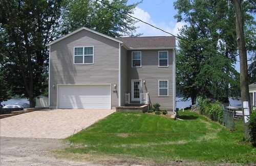 Whitmore Lake House | Modern Lake House 8 Miles from Ann Arbor