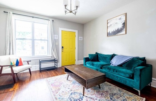 Old North Columbus House | Modern & Large House ❤️ 10 Bed/4 Bath/2 Kitchens | Host 26 Guests
