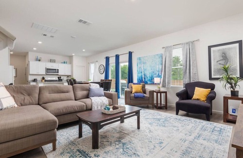 Edgecliff Village Apartment | Modern Large Home with large yard near TCU & Stockyards