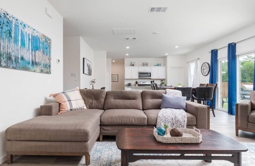 Edgecliff Village Apartment | Modern Large Home with large yard near TCU & Stockyards