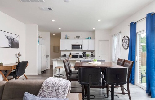 Edgecliff Village Apartment | Modern Large Home with large yard near TCU & Stockyards