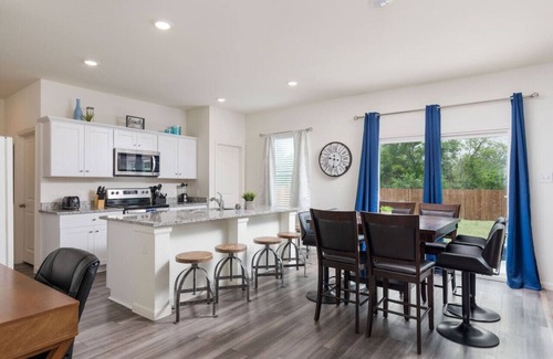 Edgecliff Village Apartment | Modern Large Home with large yard near TCU & Stockyards