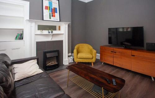 North West Apartment | Modern, Light-filled and Sleek West End Apartment