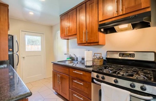 Shoreline West House | Modern little poolside house By Downtown Mountain View!