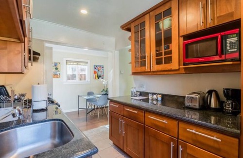 Shoreline West House | Modern little poolside house By Downtown Mountain View!