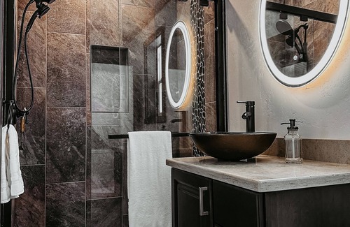 Creston Cabin | Modern Lodge Styled Cabin. 30 mins from Glacier Park. Mtn Views and Pond Onsite