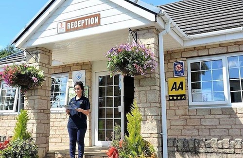 Longridge Cabin | Modern lodge with one double with ensuite shower and one twin.