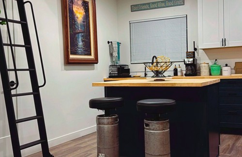 Kearns Apartment | Modern Loft Guest House- FamilyFriendly meets luxury. Within 30min of it all!