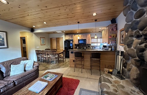 Sunnyside Cabin | MODERN LOG CABIN-HOT TUB-TAHOE PARK BCH ACCESS