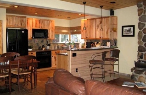 Sunnyside Cabin | MODERN LOG CABIN-HOT TUB-TAHOE PARK BCH ACCESS