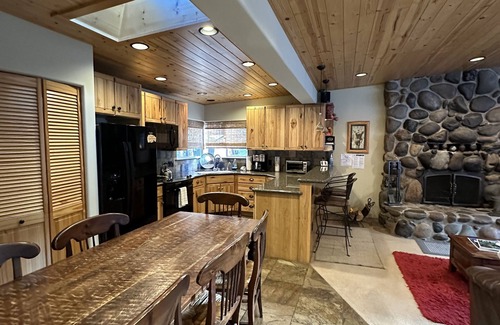 Sunnyside Cabin | MODERN LOG CABIN-HOT TUB-TAHOE PARK BCH ACCESS
