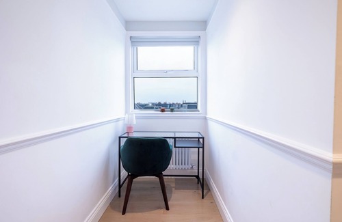 Fulwell and Hampton Hill House | Modern Luxe 3Bed 3Bath with additional Flex Space | Great London Location