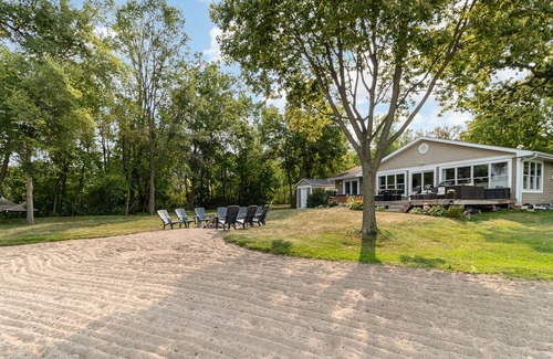 Jordan House | Modern Luxury 3bd Lake Home - Beach + Hottub .5 Miles to Mystic Lake Casino