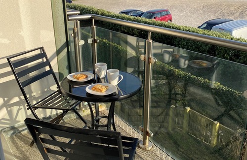 Newquay Apartment | Modern luxury apartment Zinc Headland Road. Only 5 mins walk to Fistral Beach