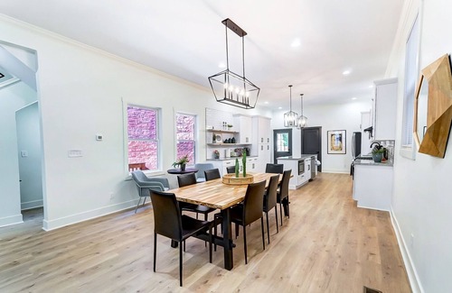 East Walnut HIlls House | Modern Luxury Home: 7 Mins From Downtown-Sleeps 12
