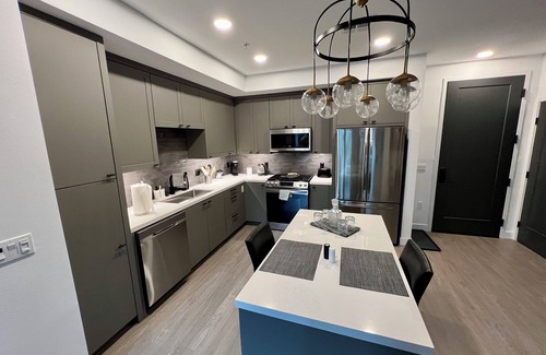 Costa Mesa Apartment | Modern Luxury Retreat - Walk to South Coast Plaza & Arts in Costa Mesa