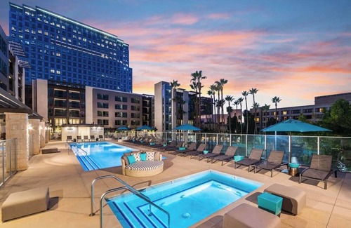 Costa Mesa Apartment | Modern Luxury Retreat - Walk to South Coast Plaza & Arts in Costa Mesa