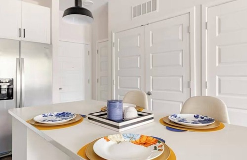 Winter Garden Apartment | Modern LuXuRy Unit in beautiful Down Town Winter Garden with WIFI, Cable & POOL
