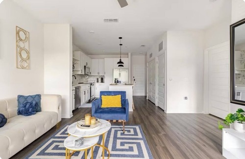 Winter Garden Apartment | Modern LuXuRy Unit in beautiful Down Town Winter Garden with WIFI, Cable & POOL