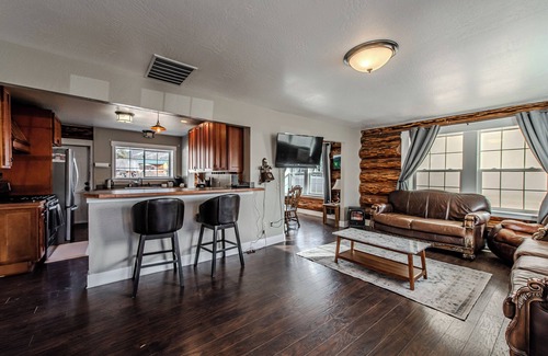 St. Regis Cabin | Modern Meets Rustic- Hot tub- pet friendly- sleeps 6