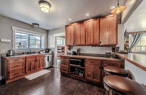 St. Regis Cabin | Modern Meets Rustic- Hot tub- pet friendly- sleeps 6