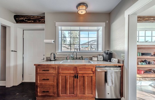 St. Regis Cabin | Modern Meets Rustic- Hot tub- pet friendly- sleeps 6